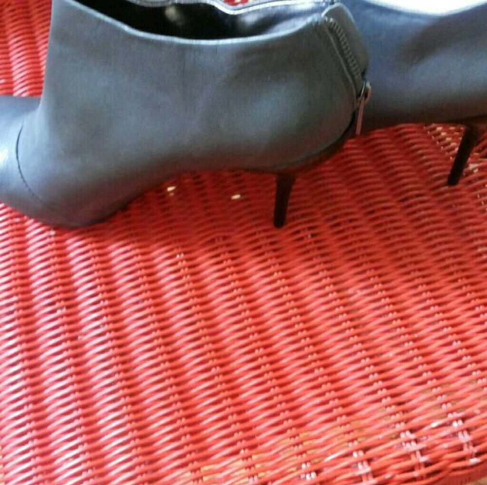 Brand New Kenneth Cole Women Dress Booties
